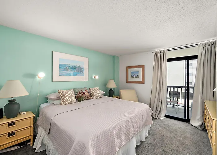 Beautiful 3 Bedroom With Side Ocean Views *