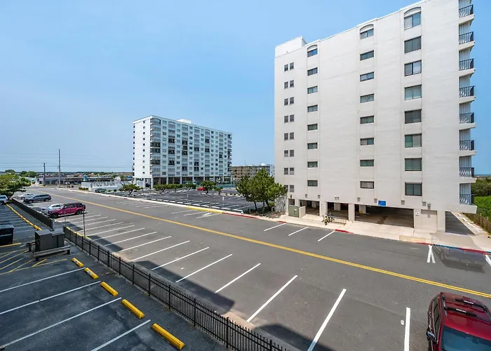Beautiful 3 Bedroom With Side Ocean Views *