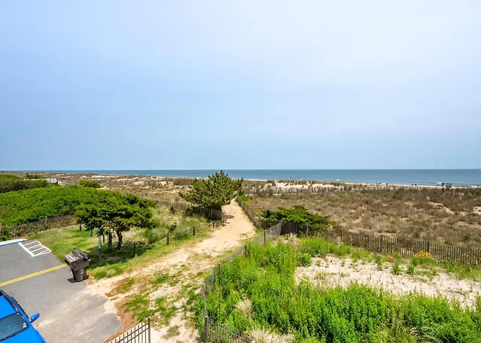 Beautiful 3 Bedroom With Side Ocean Views Holiday home *