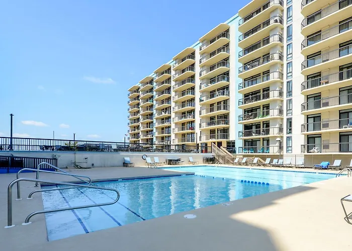 Beautiful 3 Bedroom With Side Ocean Views *