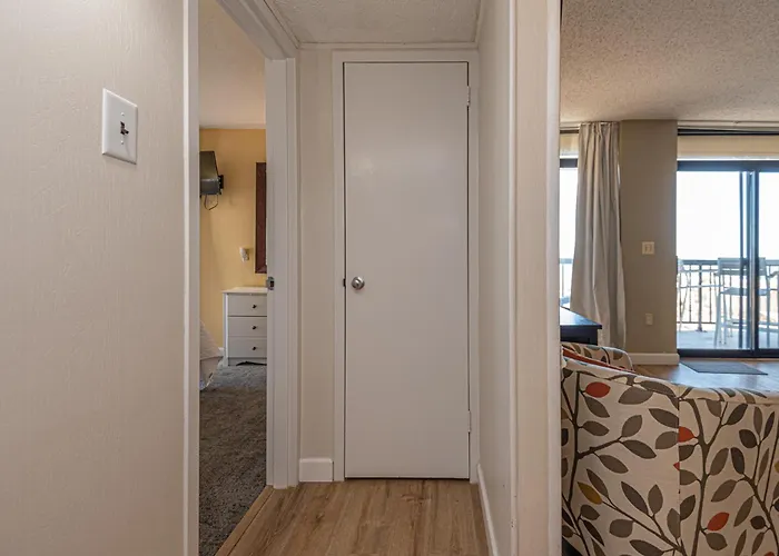 Beautiful 3 Bedroom With Side Ocean Views *