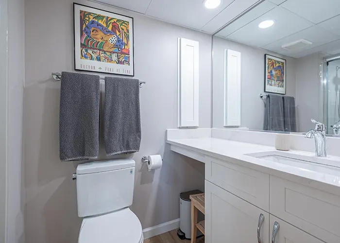 Beautiful 3 Bedroom With Side Ocean Views